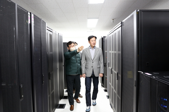 강이구 코오롱베니트 대표가 데이터센터 현장에서 서비스 현황을 살피고 있다. 코오롱베니트 제공